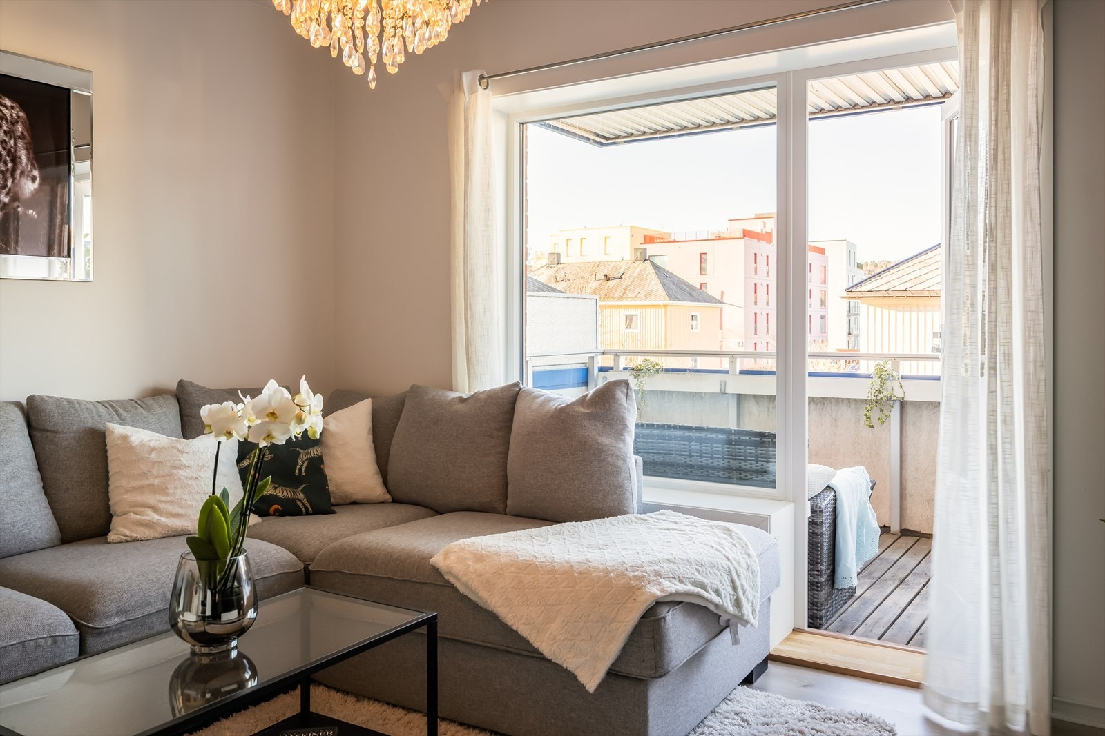 Digital lås på både inngangsdør og dør inn til leiligheten ble montert i 2024, og det er mulig å åpne dørene med mobilen via appen Unlock. Galleribilde