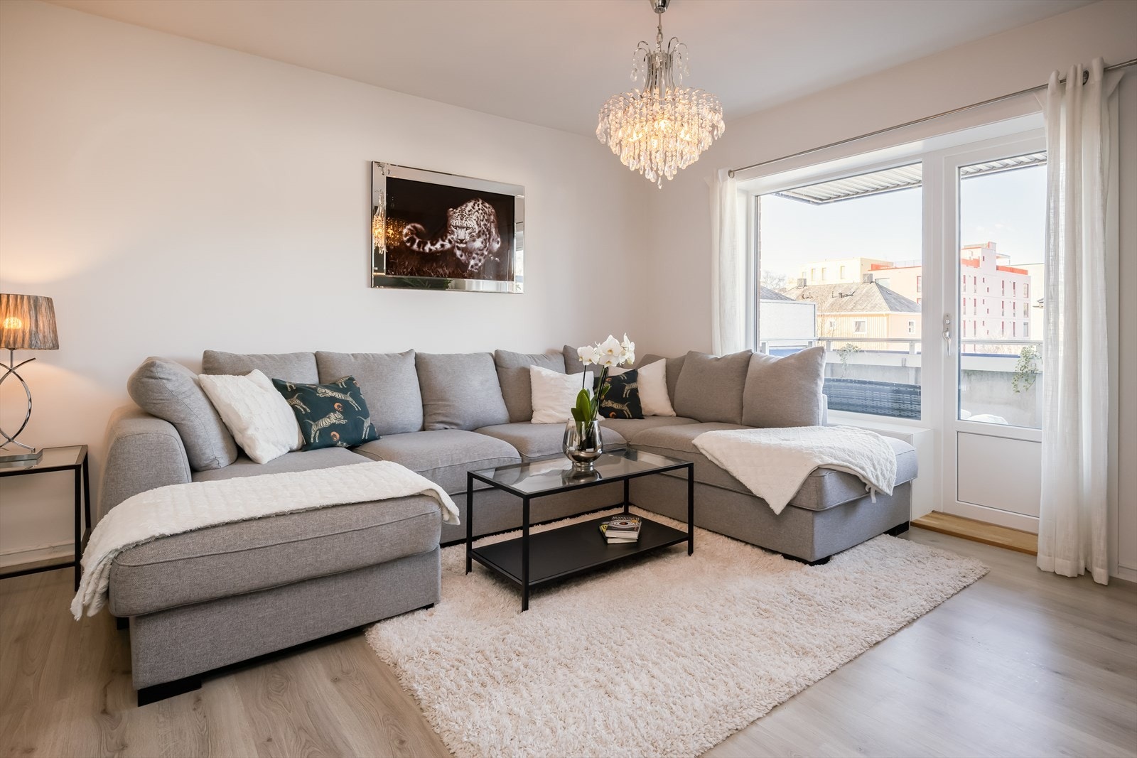 Velkommen til Udbyes gate 3D - En moderne og oppusset 3-roms leilighet med attraktiv beliggenhet på populære Elgeseter. Leiligheten er vesentlig oppusset i perioden 2017-2023. Galleribilde