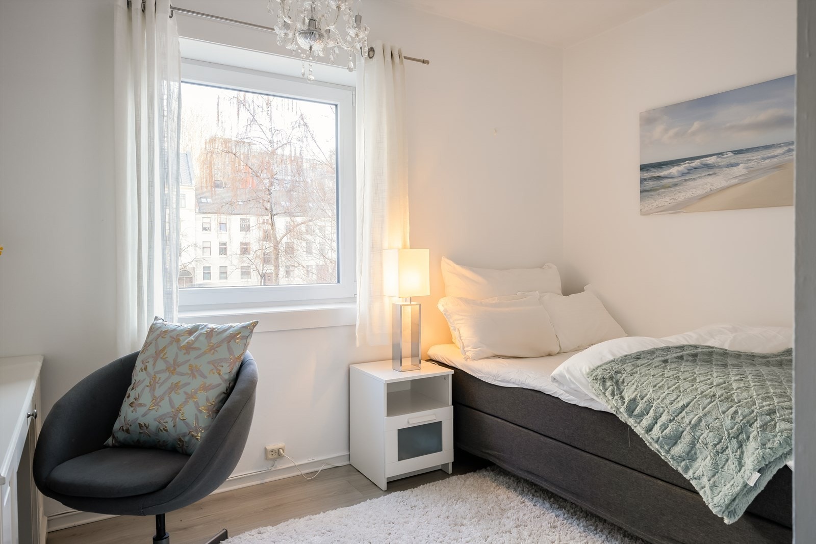 Det andre soverommet egner seg godt som kontor, gjesterom eller til utleie. Galleribilde