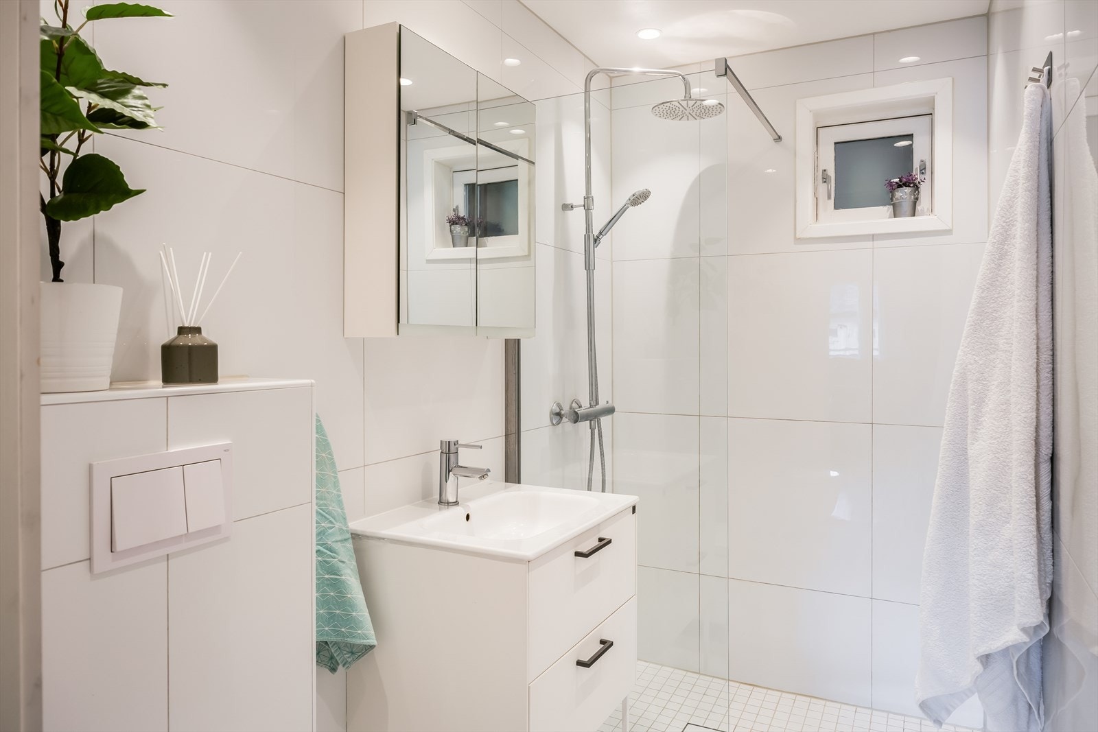 Delikat bad på 3,2 m² fra 2017, med gulvvarme og downlights i taket. Galleribilde