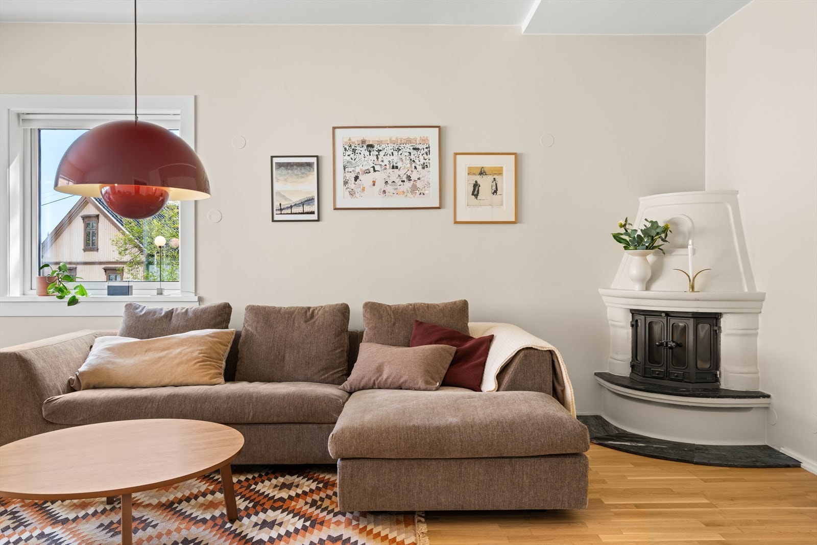 God plass til både sofakrok og spisegruppe gjør dette til et naturlig samlingspunkt i boligen. Galleribilde