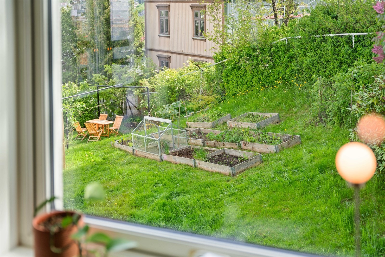 Hyggelig utsyn mot sameiets felles hage. Galleribilde