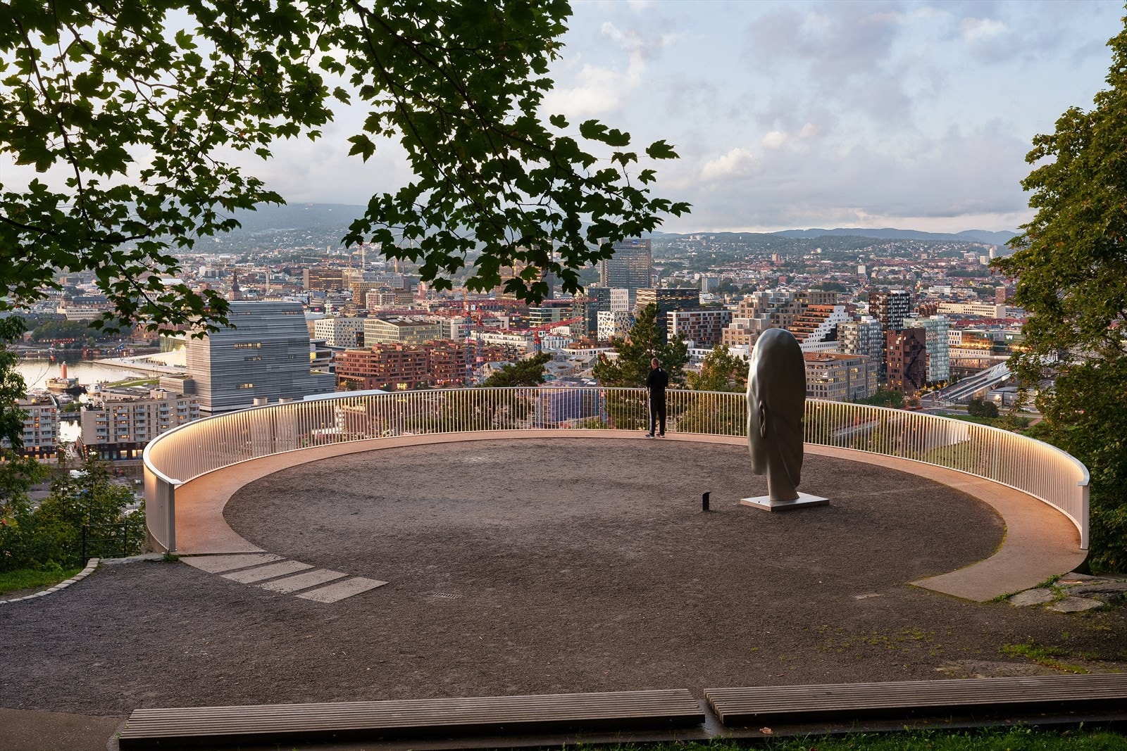 Flott utsikt over Oslo sentrum, Grefsenkollen og Holmenkollåsen. Galleribilde