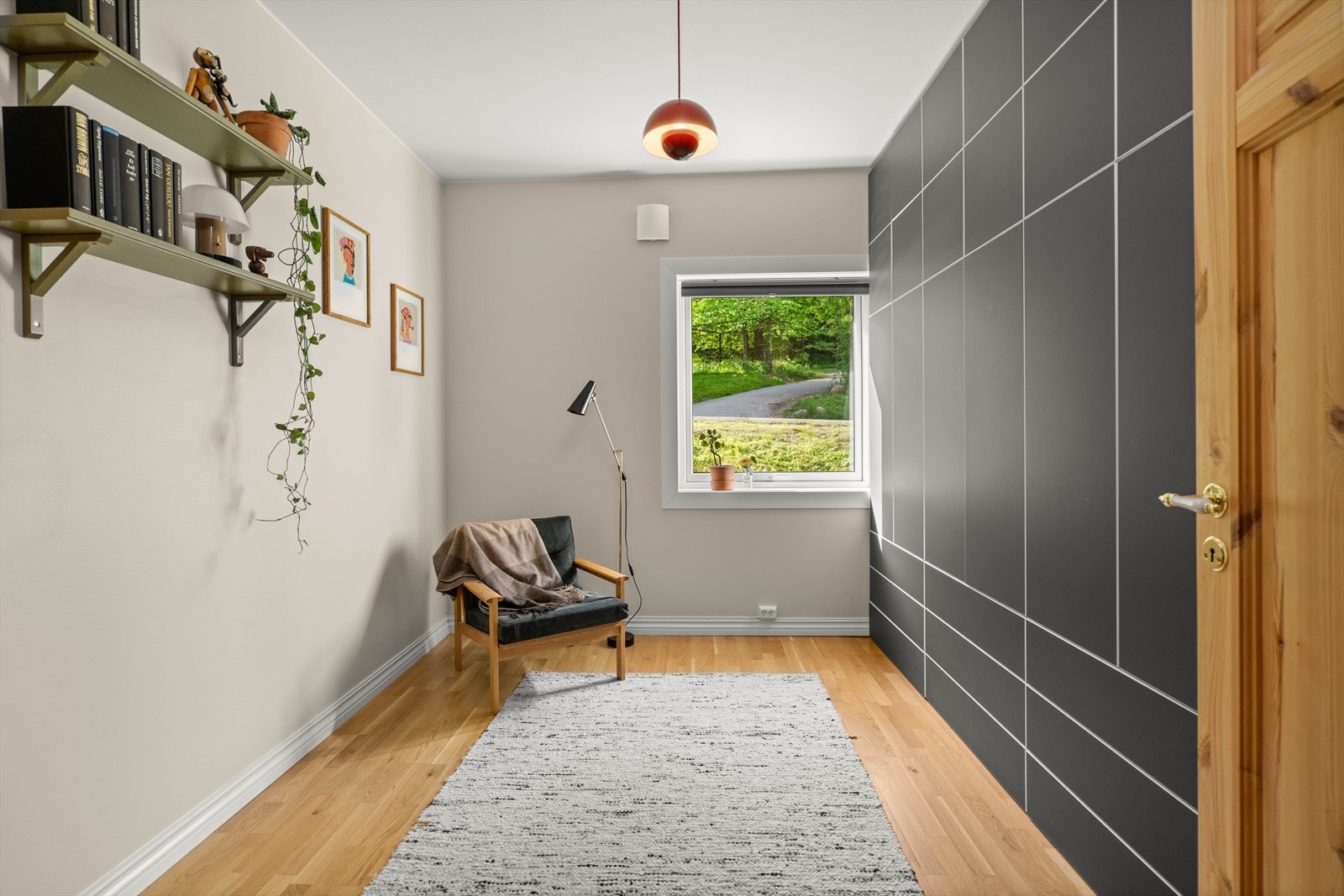 Leilighetens andre soverom fremstår lyst og funksjonelt, og egner seg godt som barnerom, hjemmekontor eller gjesterom. Galleribilde