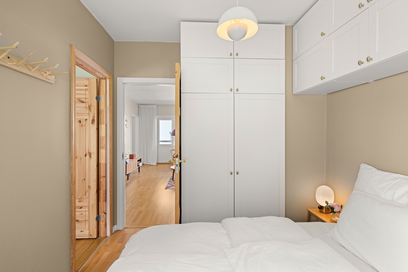 Rommet er innredet med plassbygde garderobeskap som gir svært god oppbevaringsplass uten å stjele gulvareal. Galleribilde