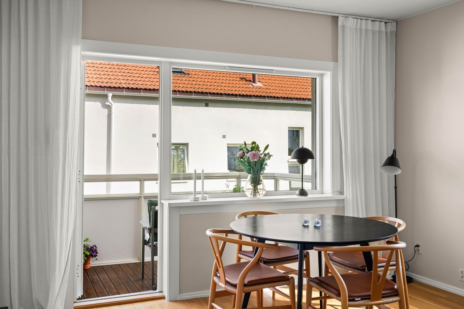 Spisebordet finner sin ideelle plass i en naturlig del av rommet. Galleribilde