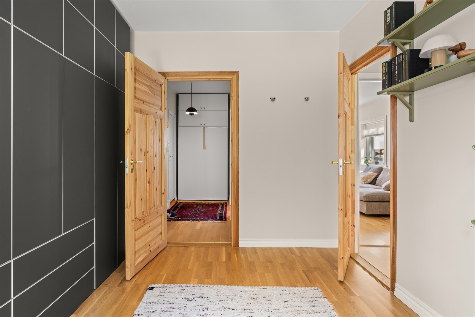 Parkett på gulv og nøytrale farger gjør rommet enkelt å tilpasse ulike behov og stiler. Galleribilde