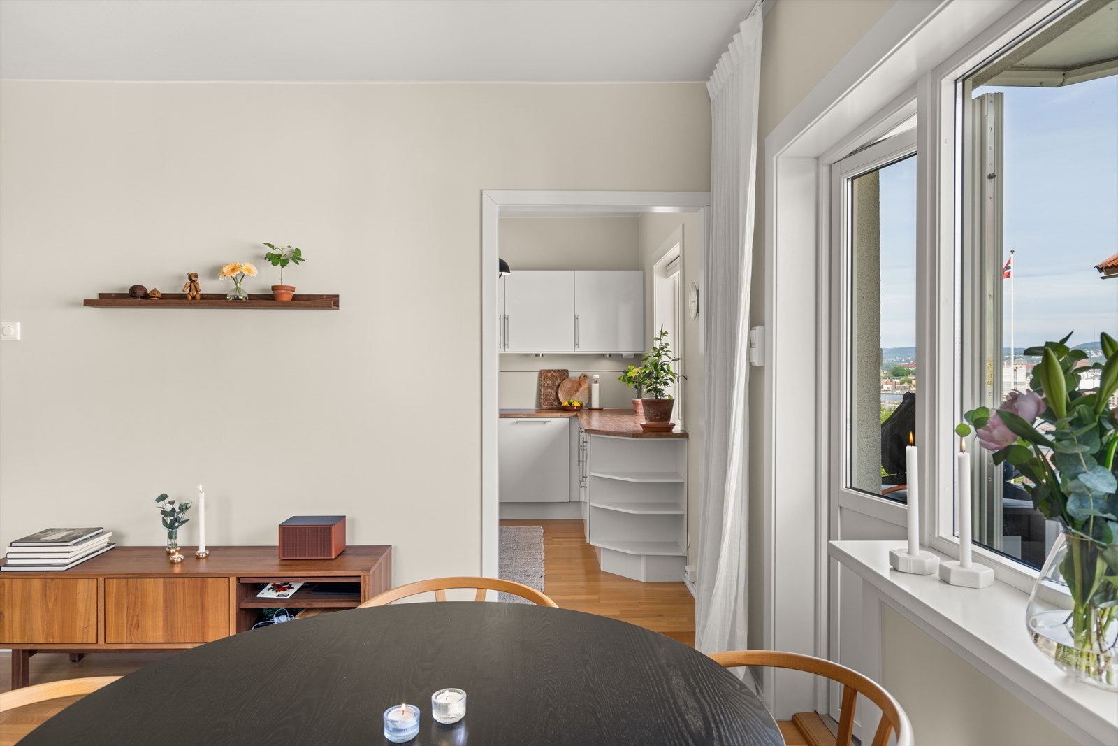 Kjøkkenet ligger i praktisk tilknytning til stuen, med sosial løsning som gjør det enkelt å kombinere matlaging og samvær. Galleribilde