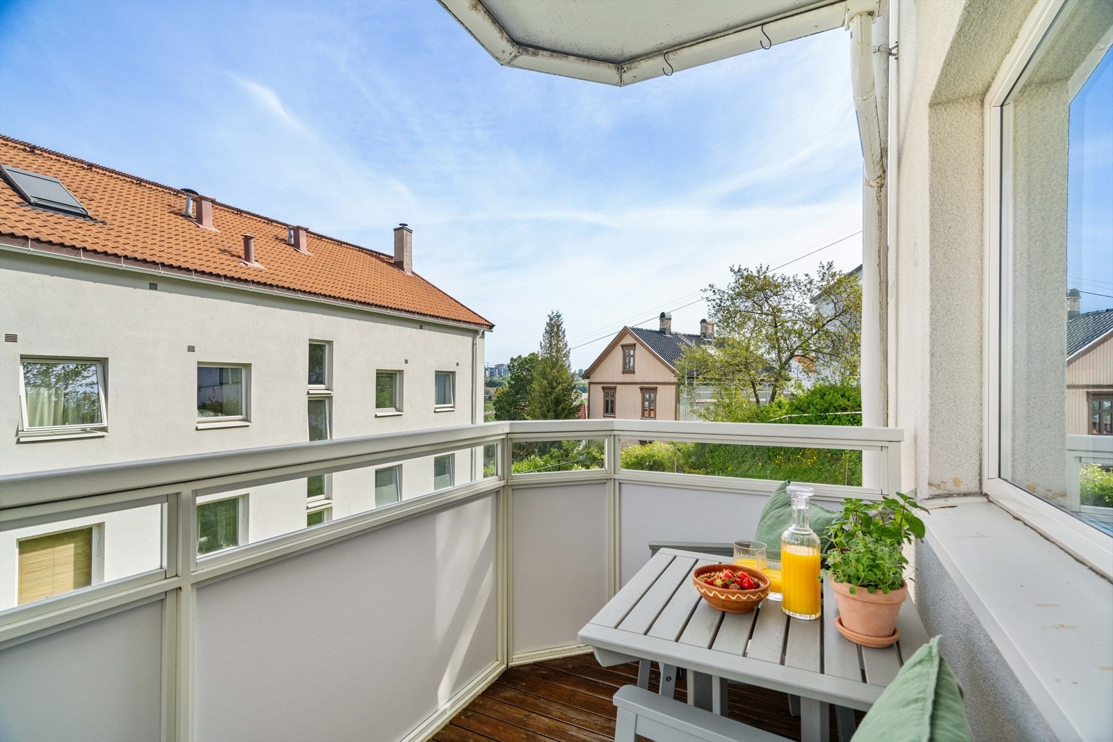 Hyggelig balkong på ca. 5 m², belagt med trebrikker. Galleribilde