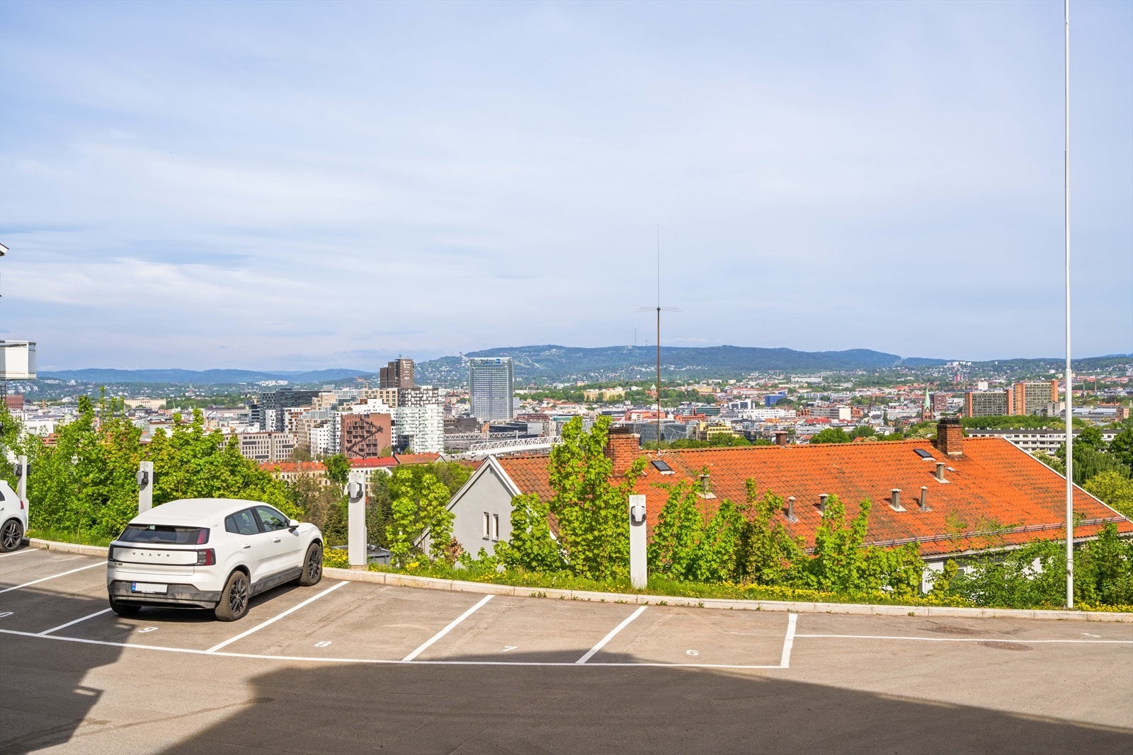 Boligen har en ettertraktet beliggenhet i et barnevennlig og etablert boligområde. Galleribilde