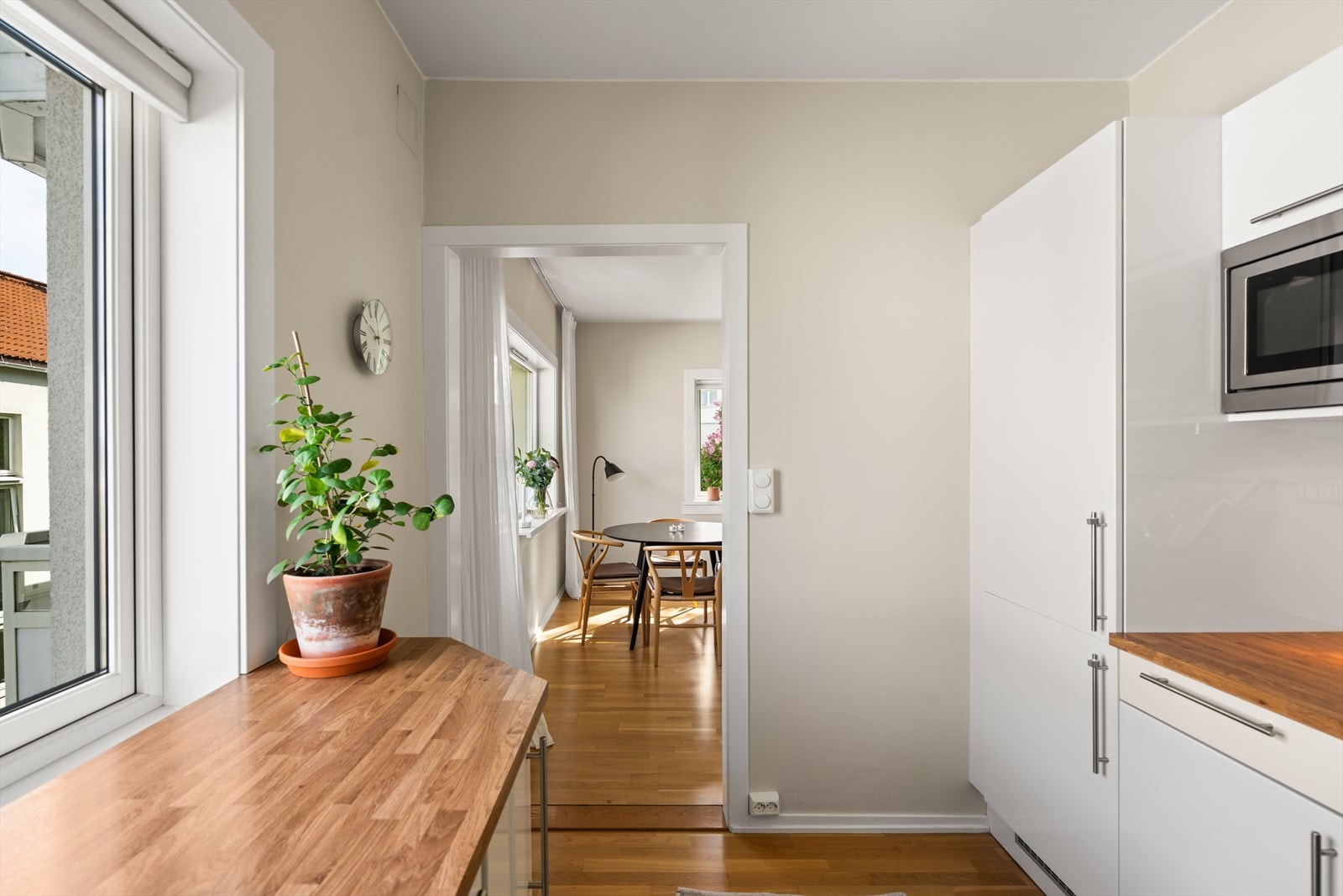 Det er god arbeidsplass og belysning under overskapene. Galleribilde