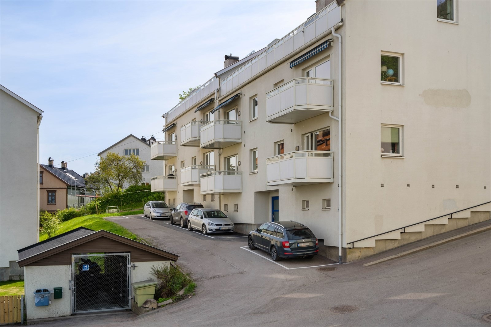 Det er parkeringsplasser til leie i sameiet. Tildeling skjer etter søknad til styret. Galleribilde