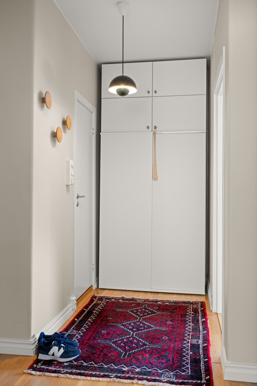 Det er plass til garderobeløsning for yttertøy og sko, og planløsningen gir god flyt videre inn til både stue, kjøkken og soverom. Galleribilde