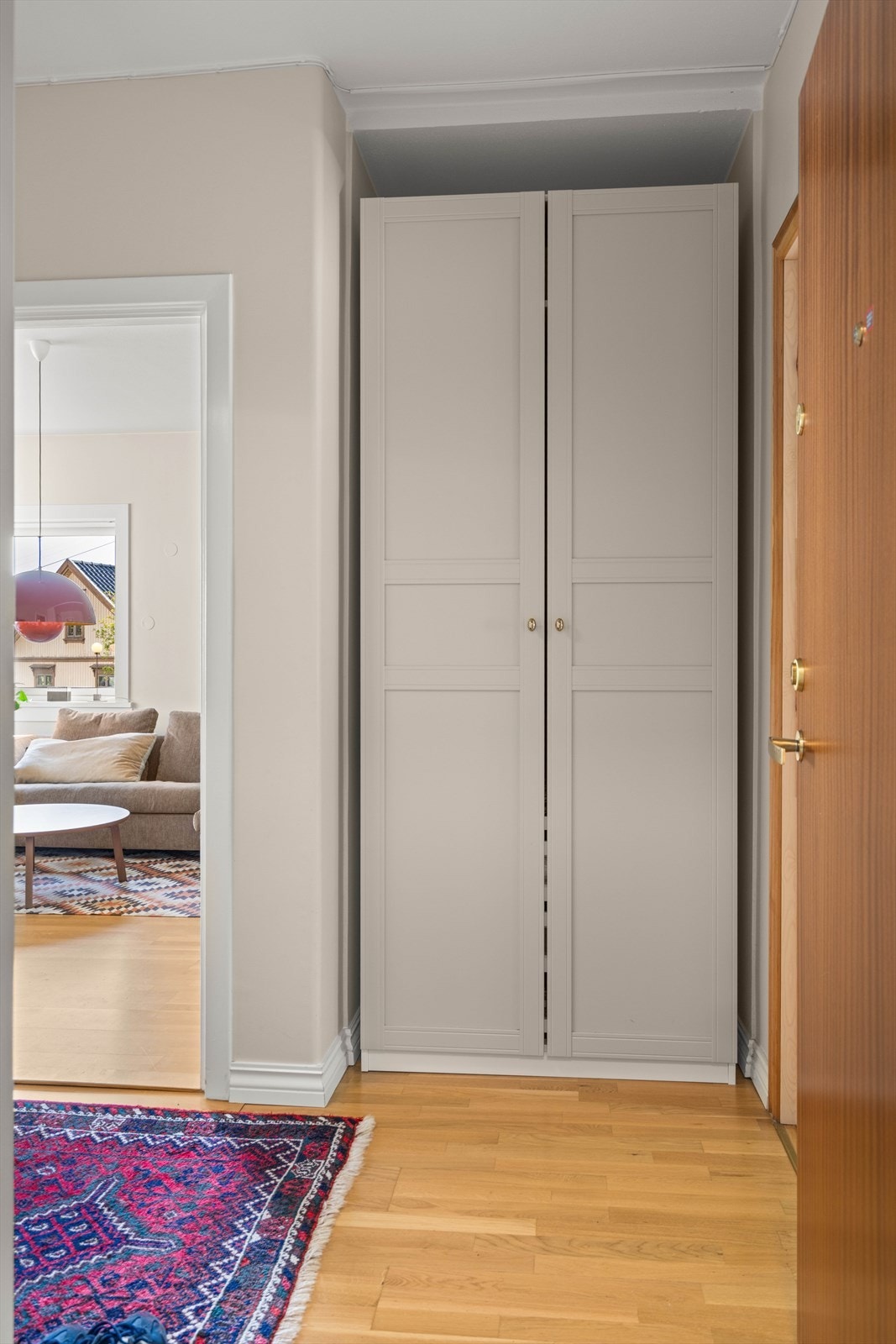 Entréen ønsker deg velkommen med et ryddig og innbydende førsteinntrykk. Galleribilde