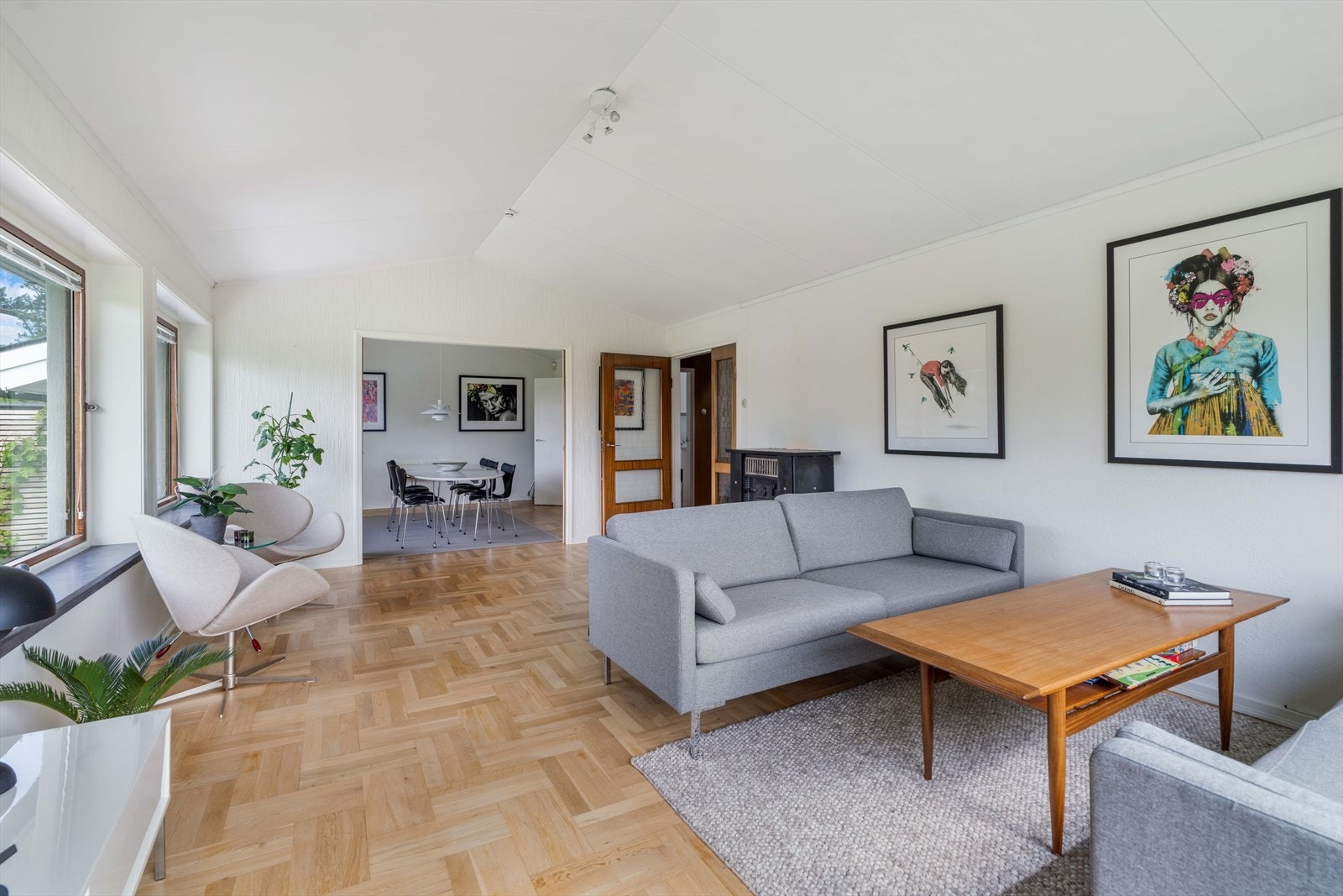 Stue med gode vindusflater Galleribilde