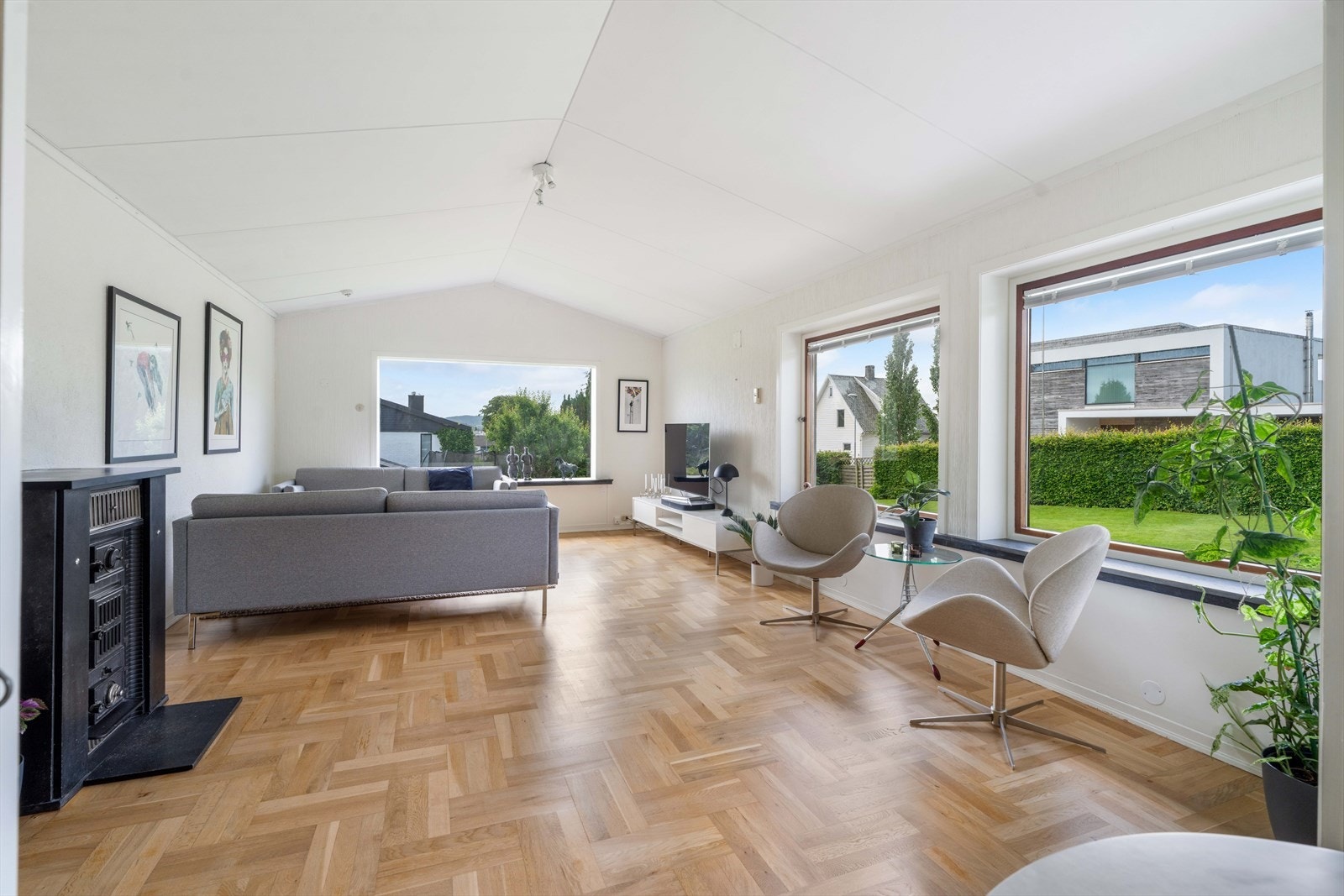 Stue med gode vindusflater Galleribilde