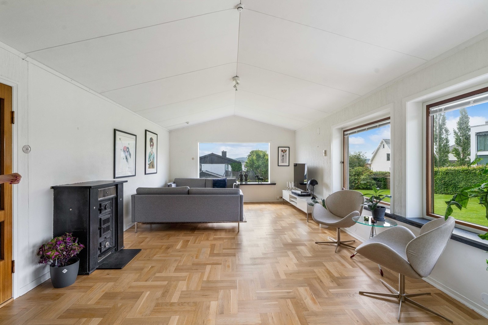 Stue med gode vindusflater Galleribilde