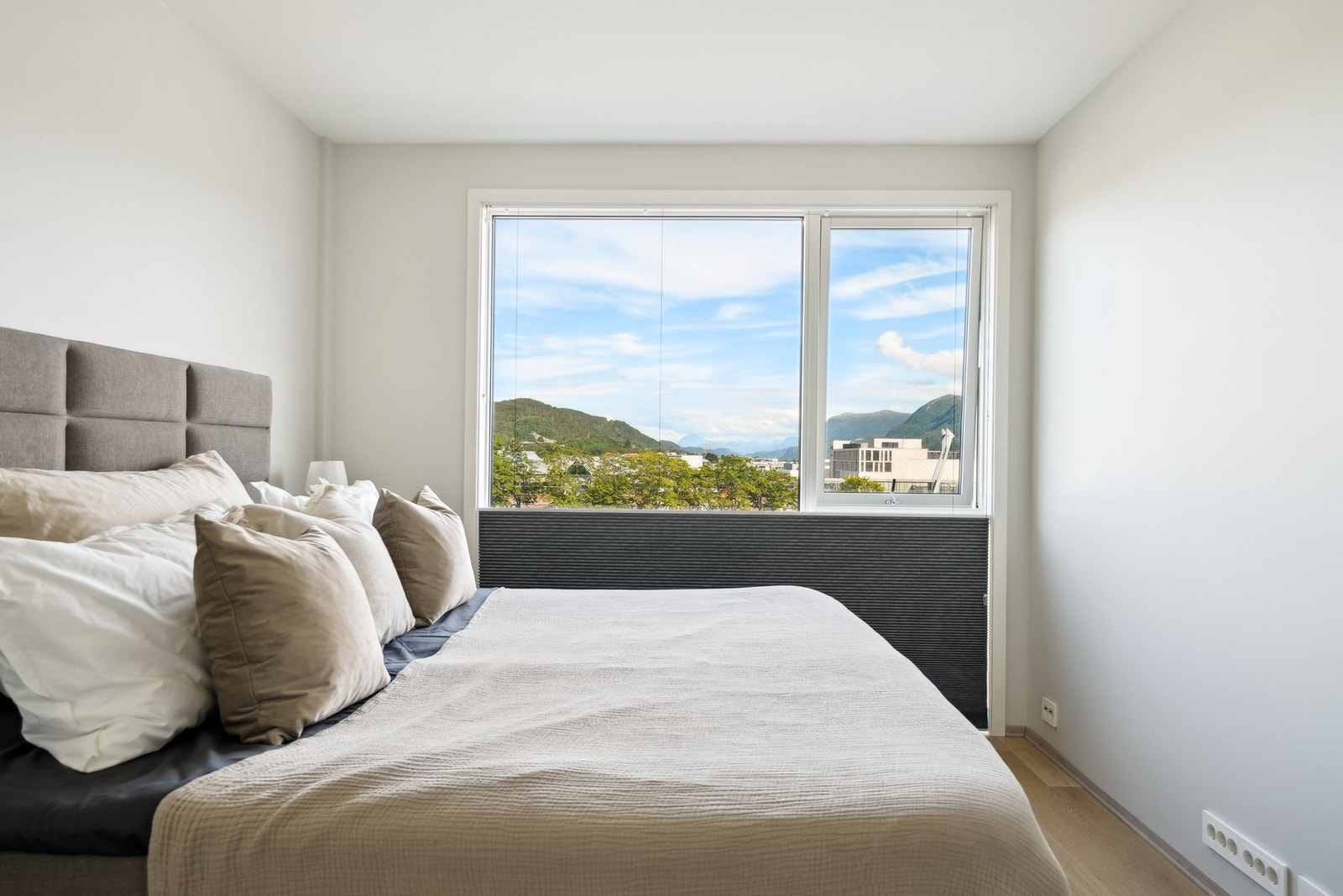 Det er plass til dobbelseng og tilhørende nattbord. Rikelig utstyrt med elpunkt Galleribilde