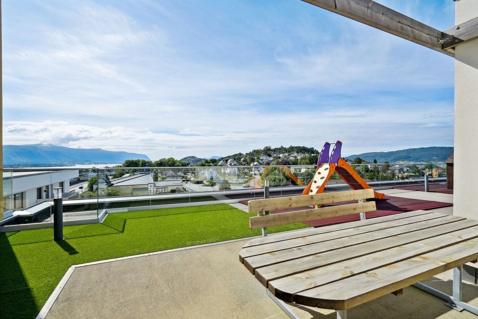 Flott felles takterrasse med svært gode sol- og utsiktsforhold. En flott samlingsplass! Galleribilde