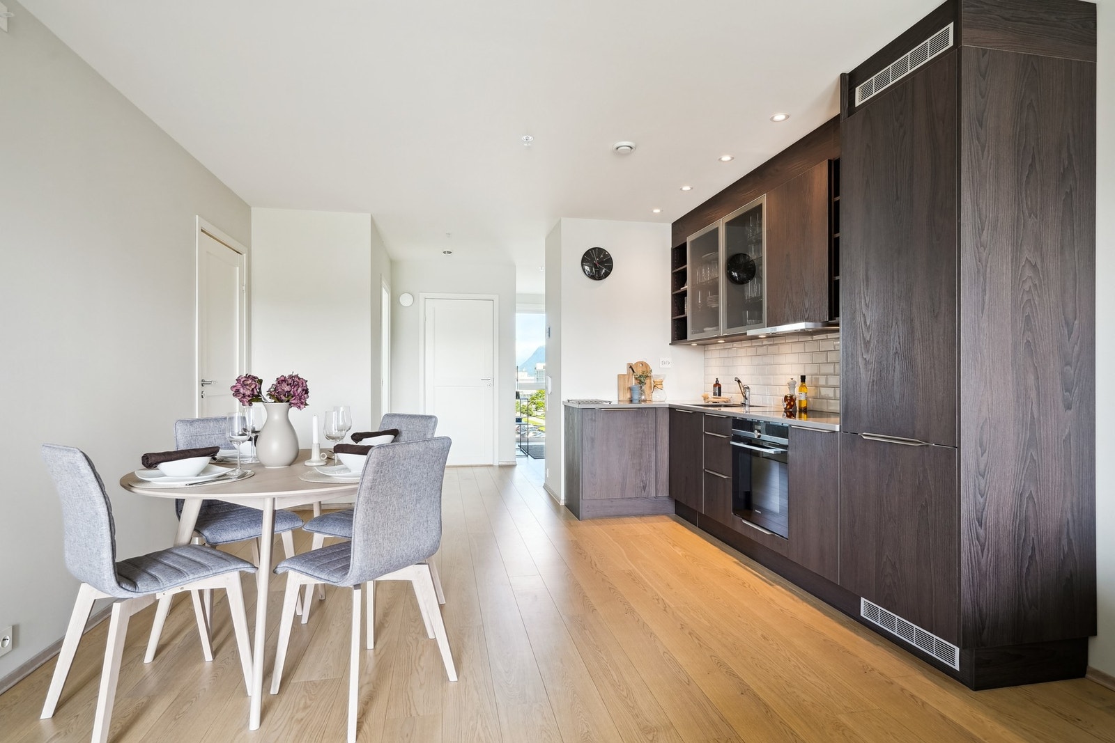 Det er vannbåren gulvvarme i stue/kjøkken. Praktisk og sosial åpen løsning Galleribilde