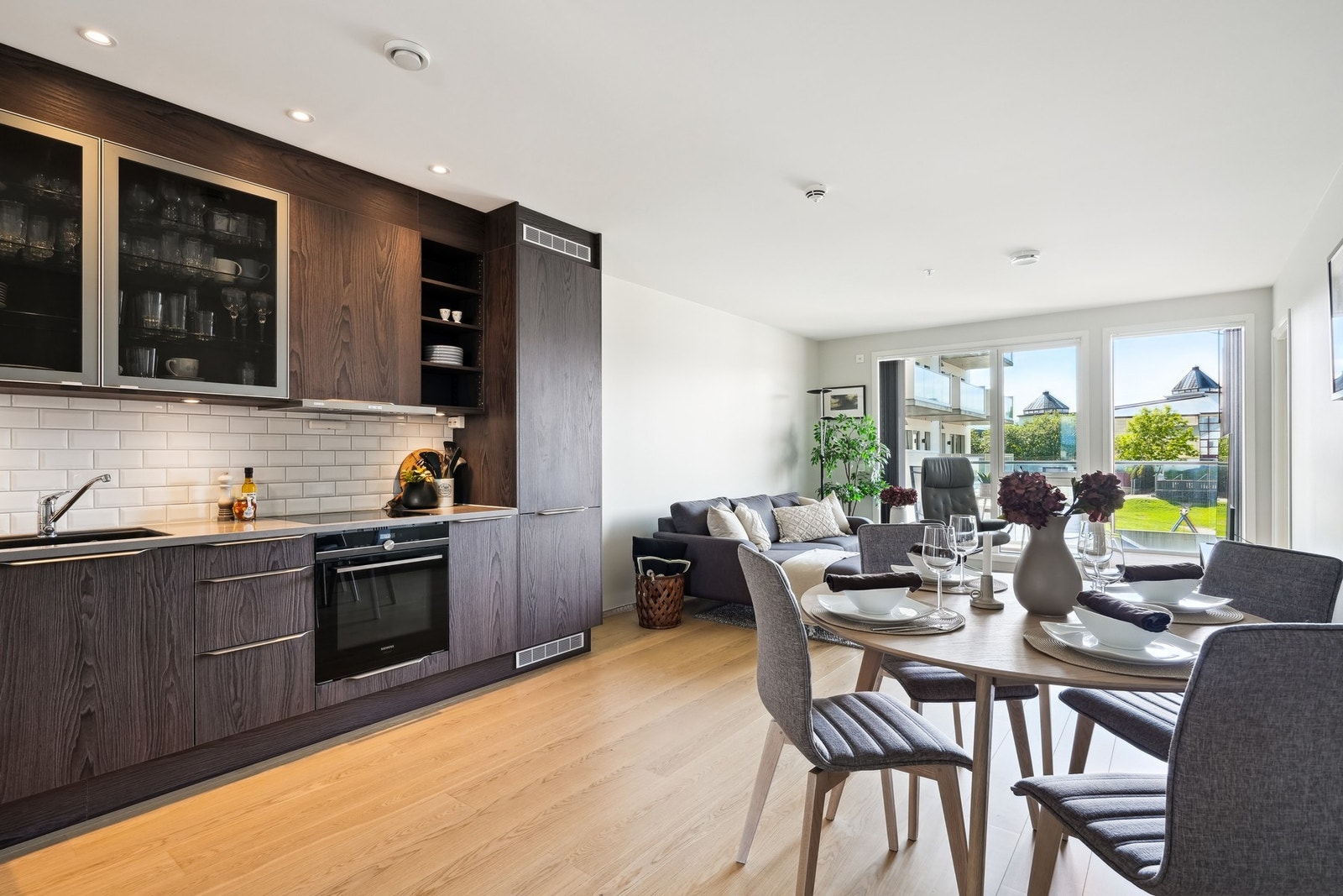 Kjøkkenet er utstyrt med integrert stekeovn, platetopp, oppvaskmaskin og kjøle/fryseskap. Nedfelt oppvasskum og ventilator i overskap Galleribilde