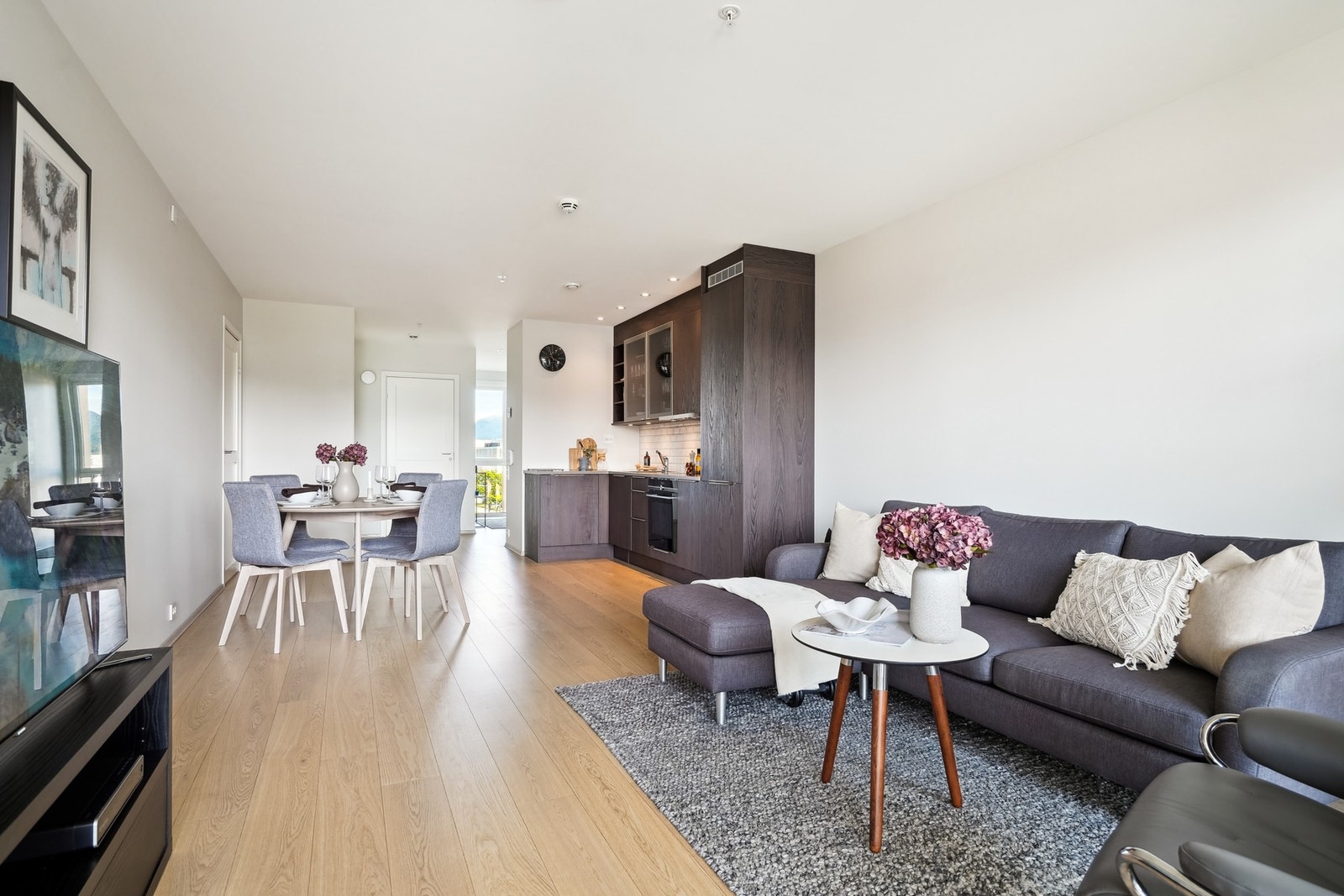 Praktisk og god planløsning med flere naturlige soner. Det er rikelig med lysinnslipp Galleribilde