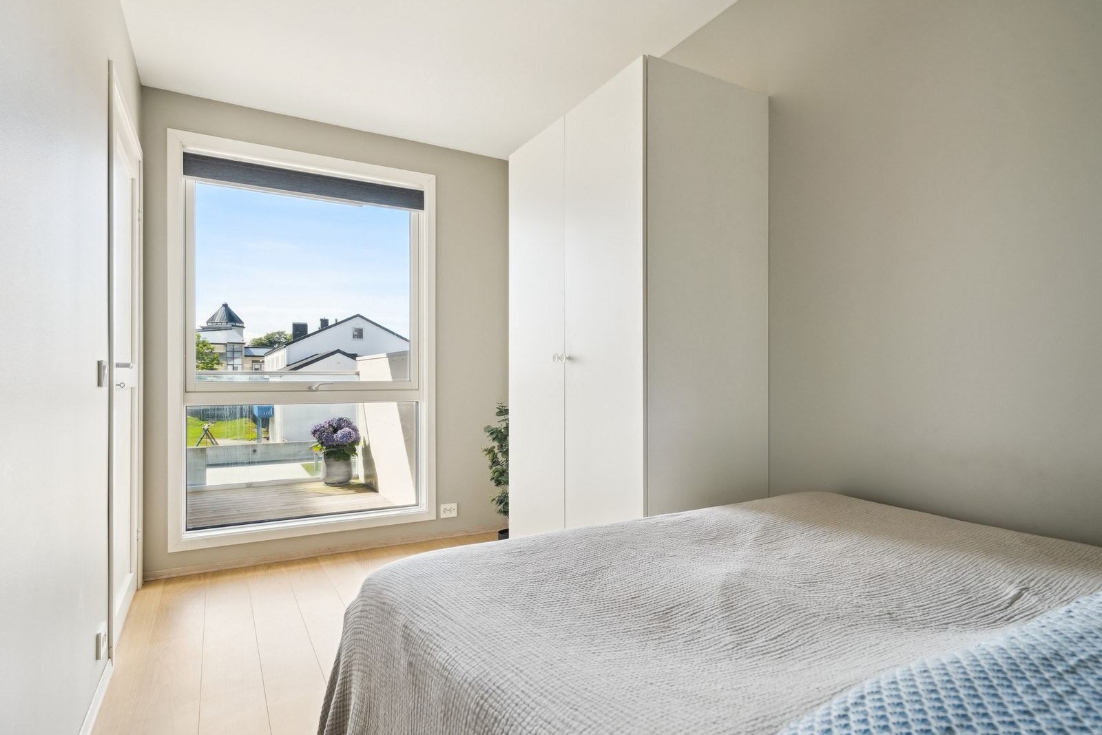 Soverom 2 er også av grei utstørrelse. Her er det og montert garderobeskap Galleribilde