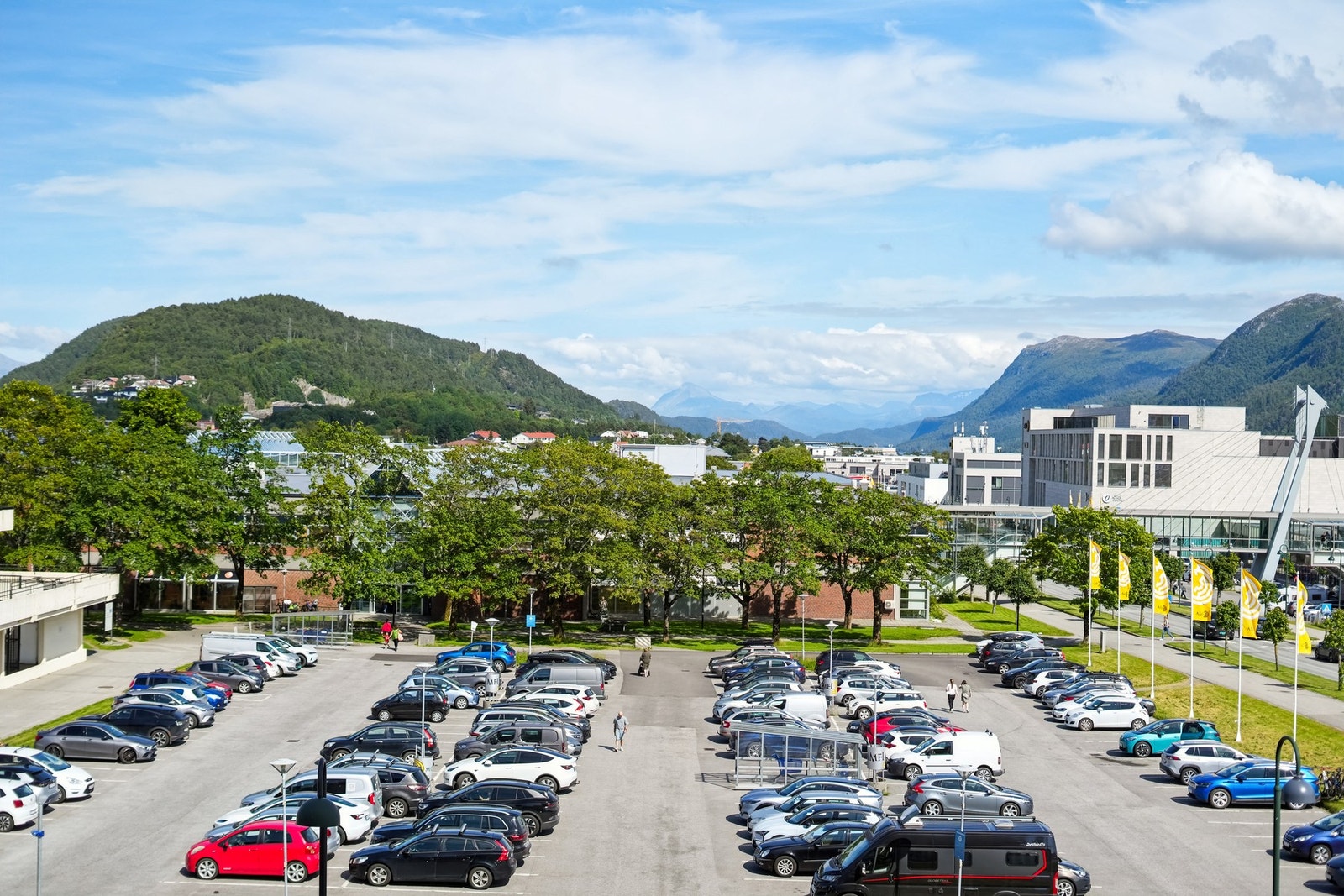 Utsikt soverom. Fra leiligheten er det kort gangavstand til Amfi Moa og alle fasiliteter Galleribilde