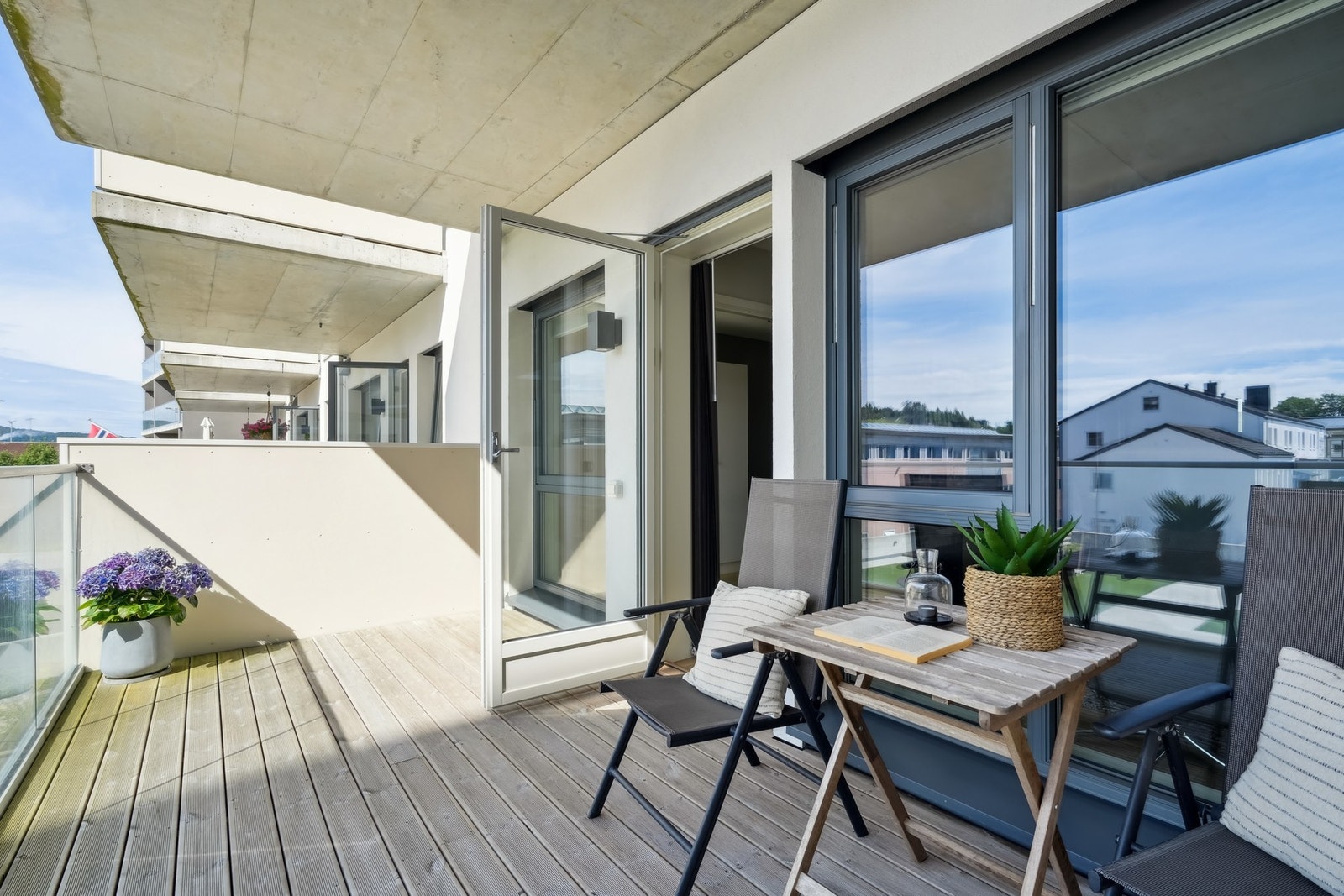 Fra stue/kjøkken er det adkomst til den vestvendte balkongen. Her er utebelysning og utvendig stikkontakt Galleribilde