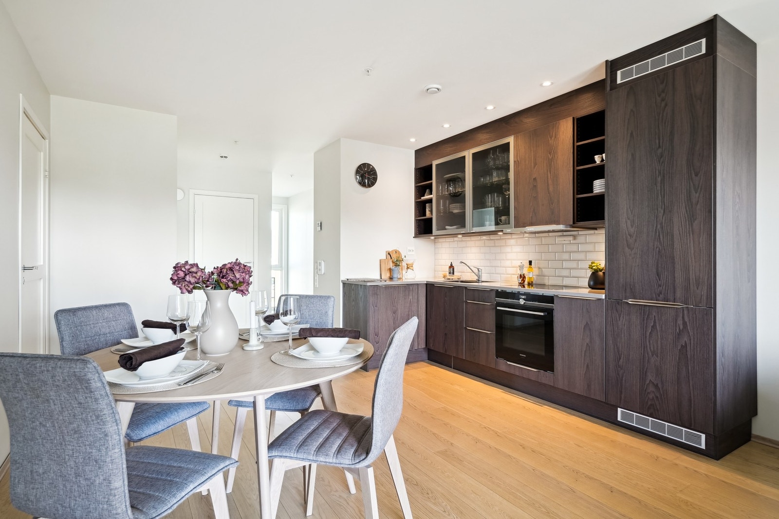 Det er plass til stor spisegruppe om ønskelig Galleribilde