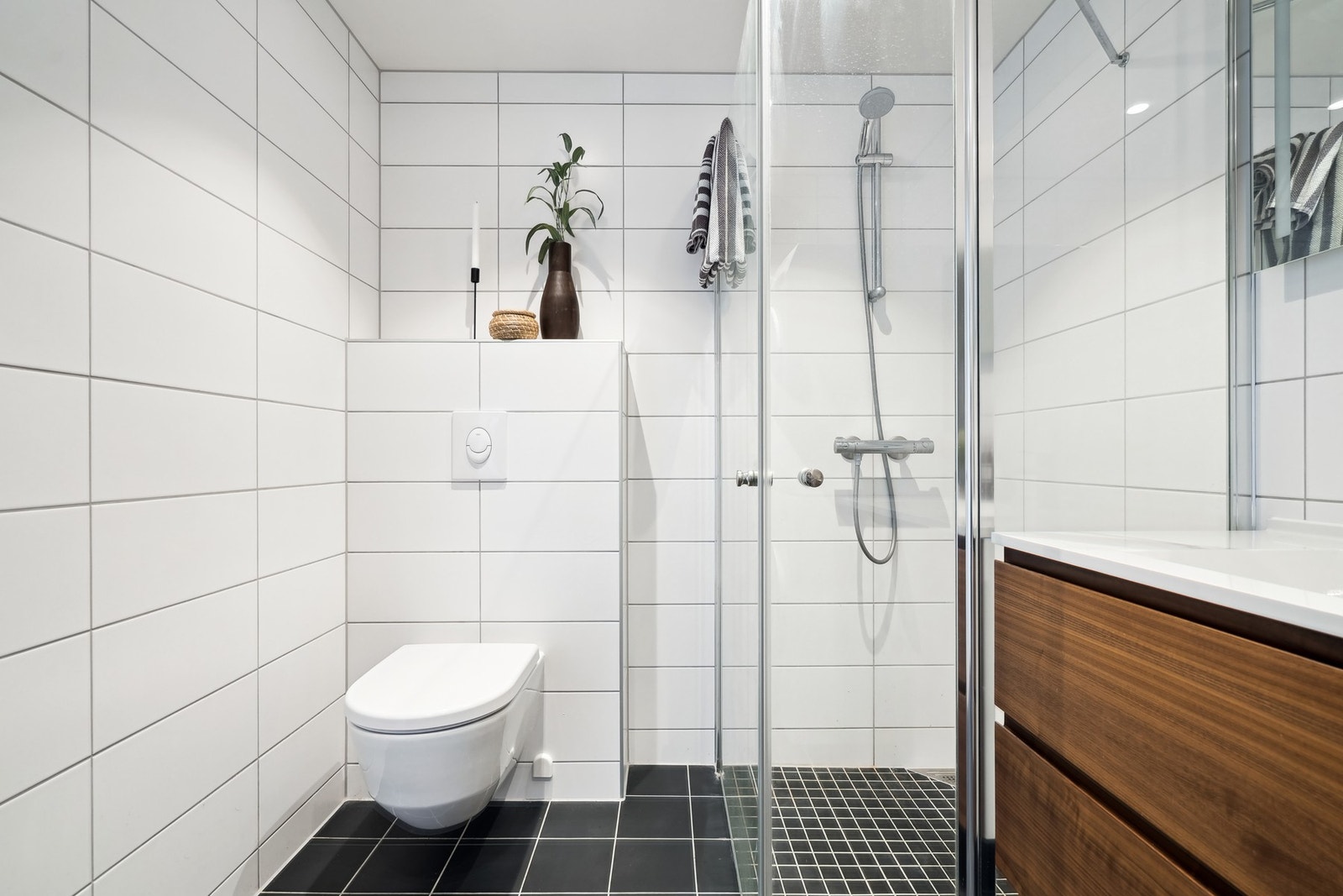 Dusjhjørne med dører. Elektriske varmekabler i gulv Galleribilde