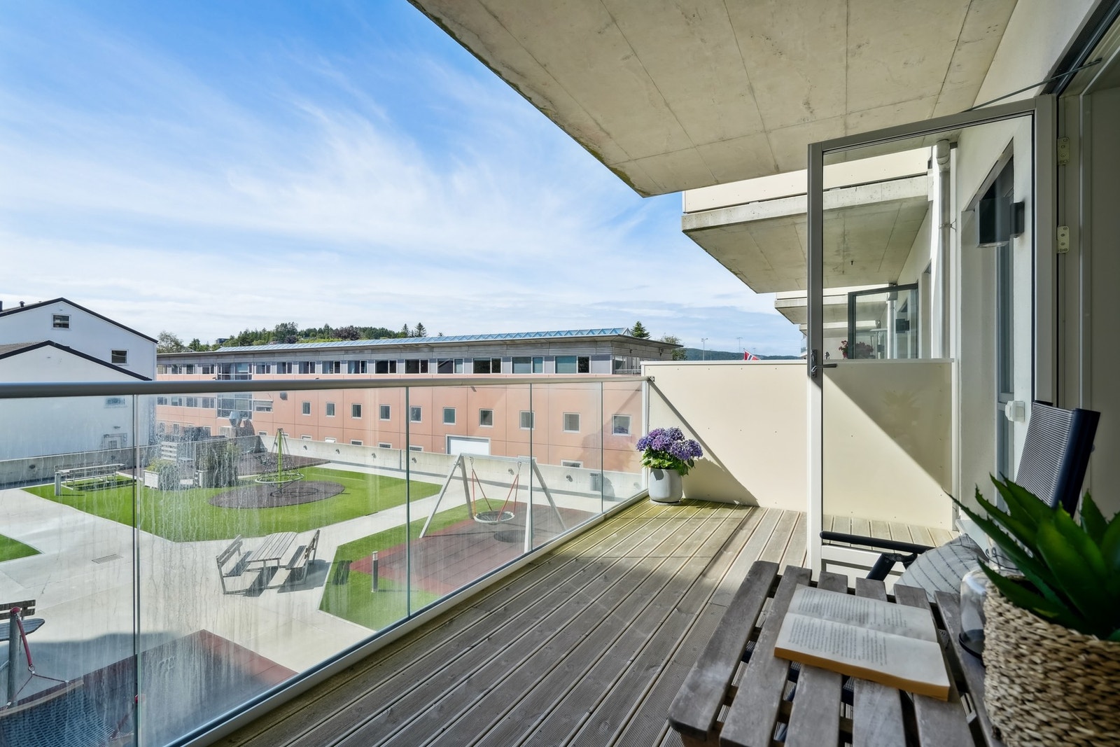 Balkongen er overbygd og har glassrekkverk Galleribilde