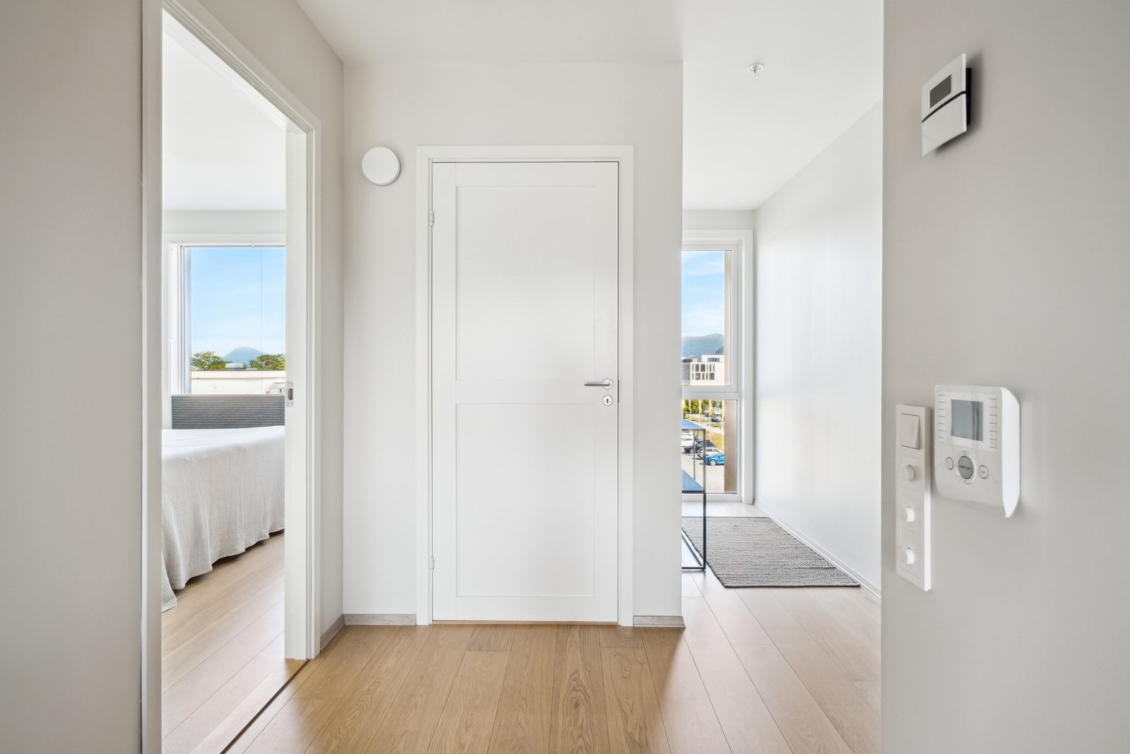 Leiligheten er gjennomgående lys og fremstår godt vedlikeholdt. Callinganlegg med skjerm montert på vegg. Praktisk bod/teknisk rom rett frem Galleribilde