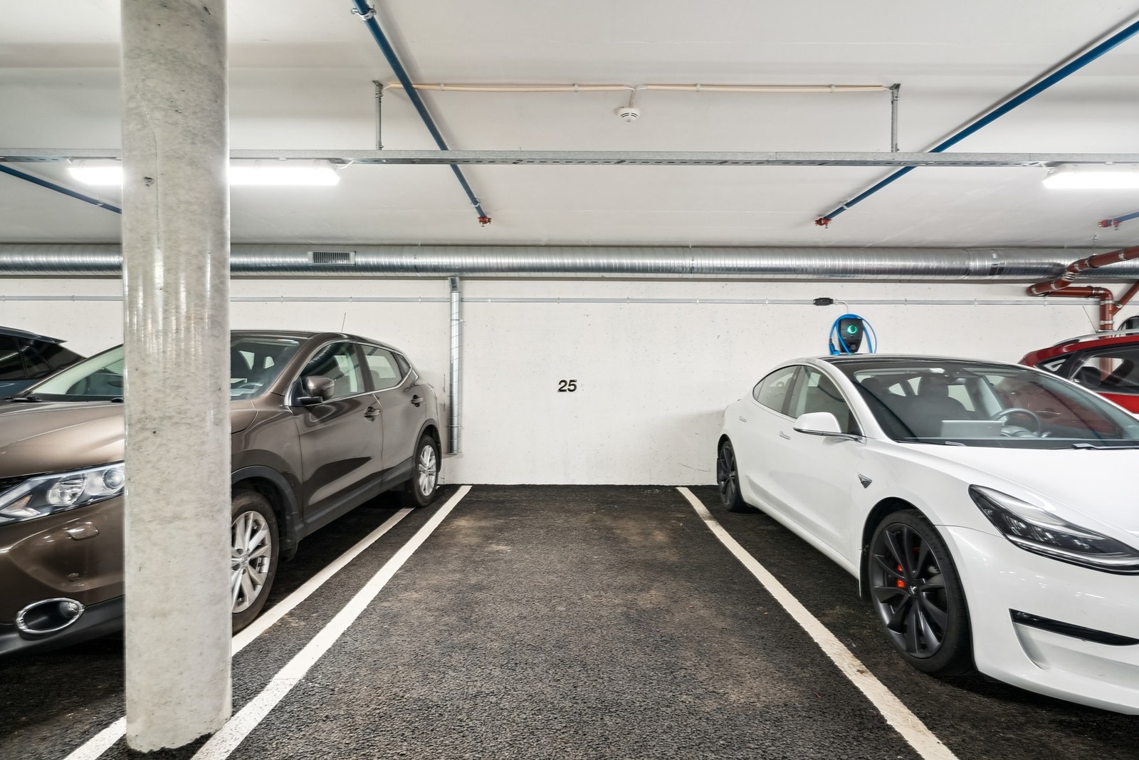 Det medfølger parkeringsplass til leiligheten. Det er klargjort for elbillader Galleribilde