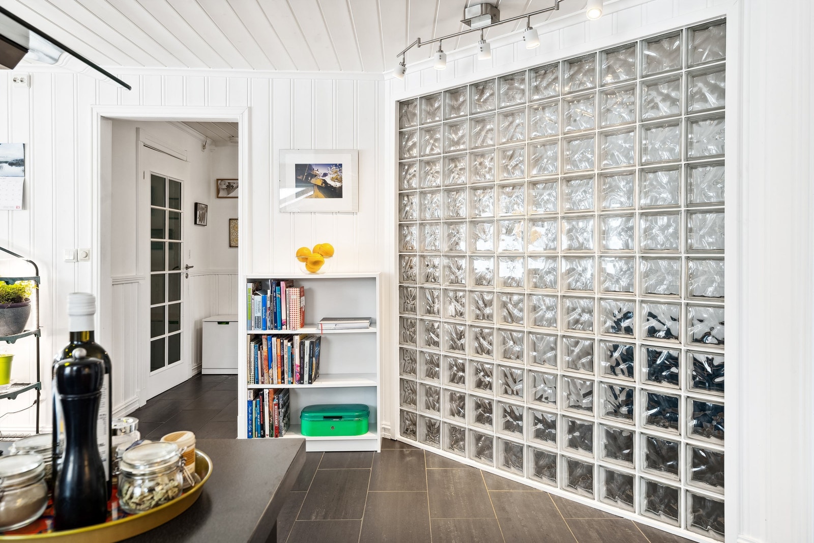 Vegg med glassbyggerstein mellom TV-stue og kjøkken Galleribilde