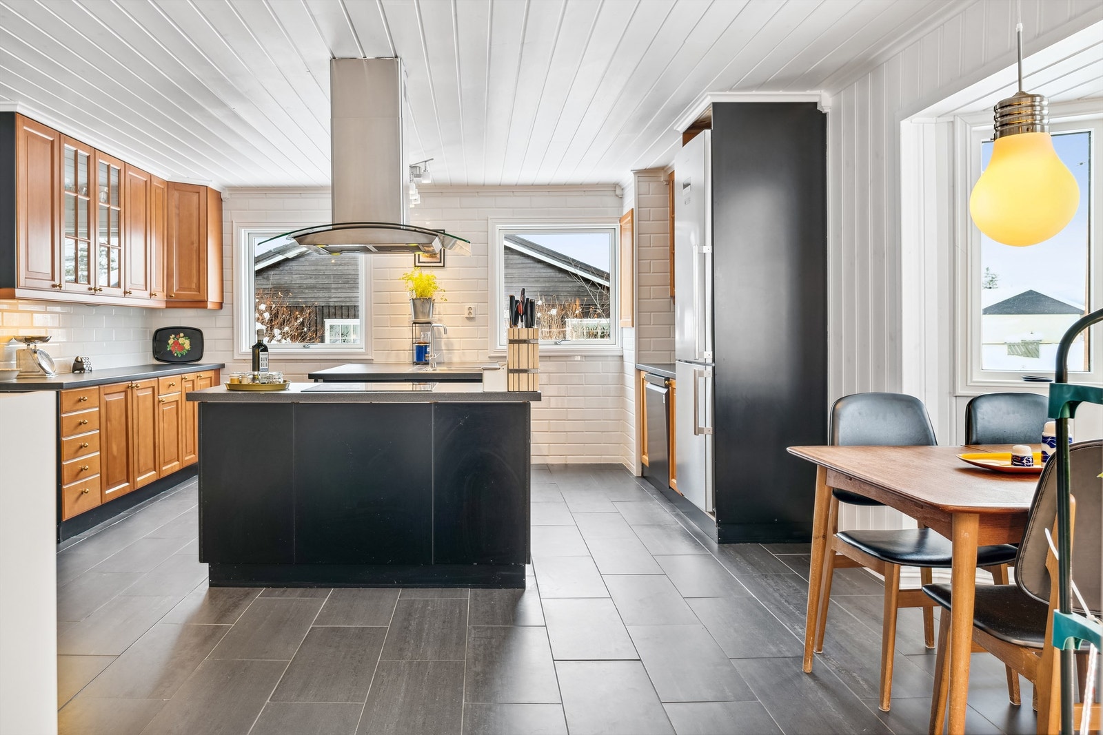 Romslig kjøkken med egen spiseplass Galleribilde