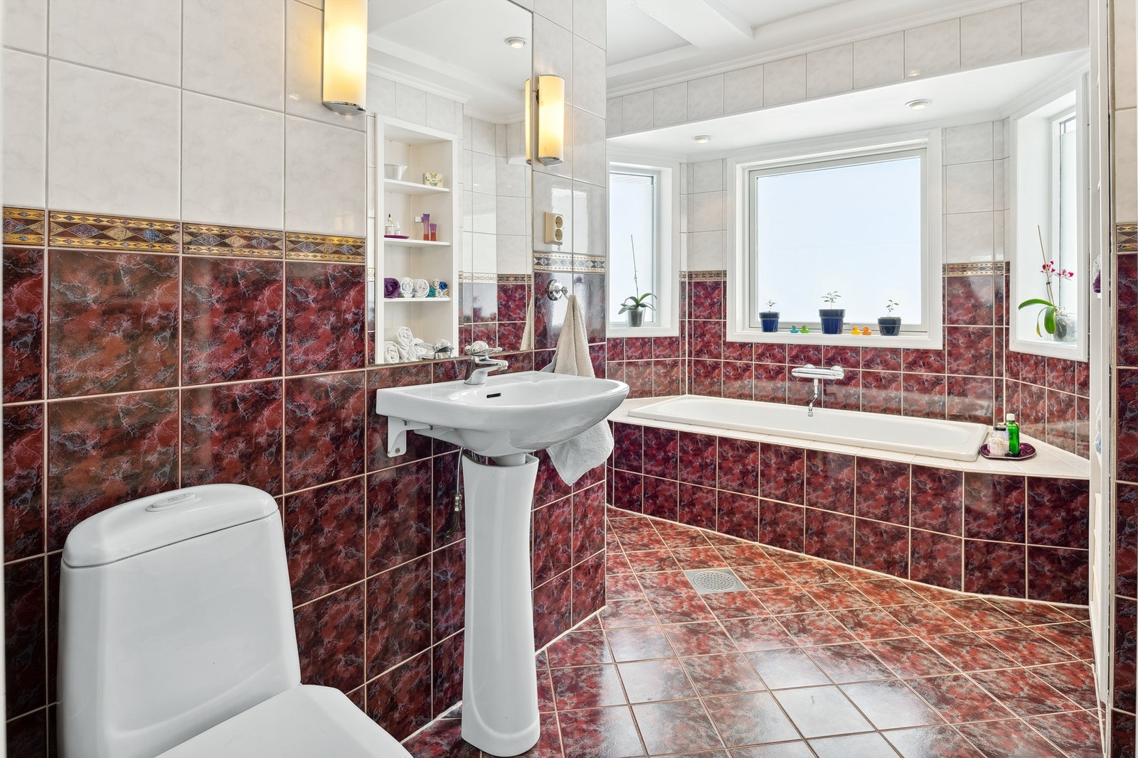 Flislagt bad fra ca. 1990 - behov for renovering Galleribilde