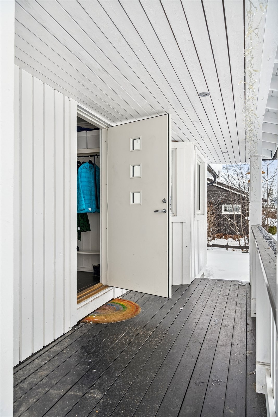 Praktisk overbygd inngangsparti med veranda Galleribilde