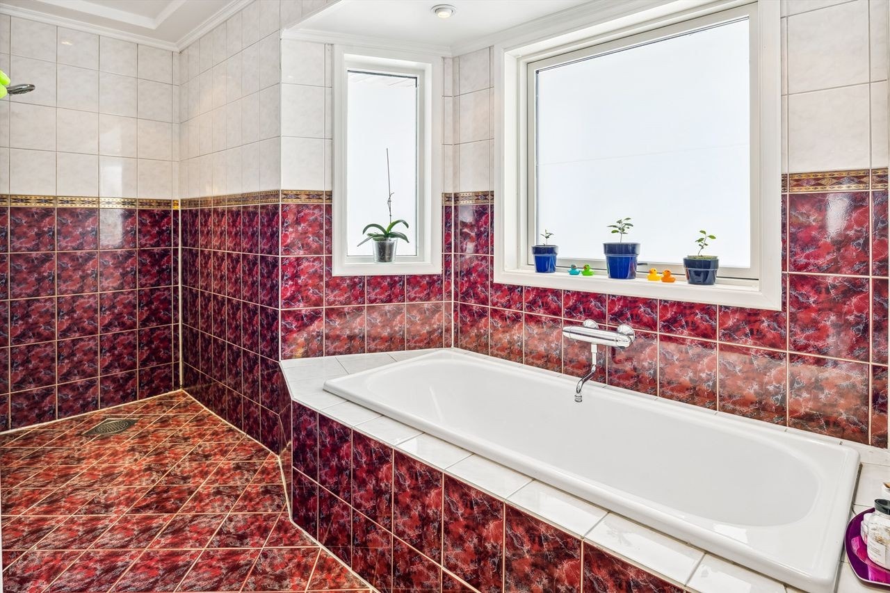 Badekar og åpen dusjsone Galleribilde