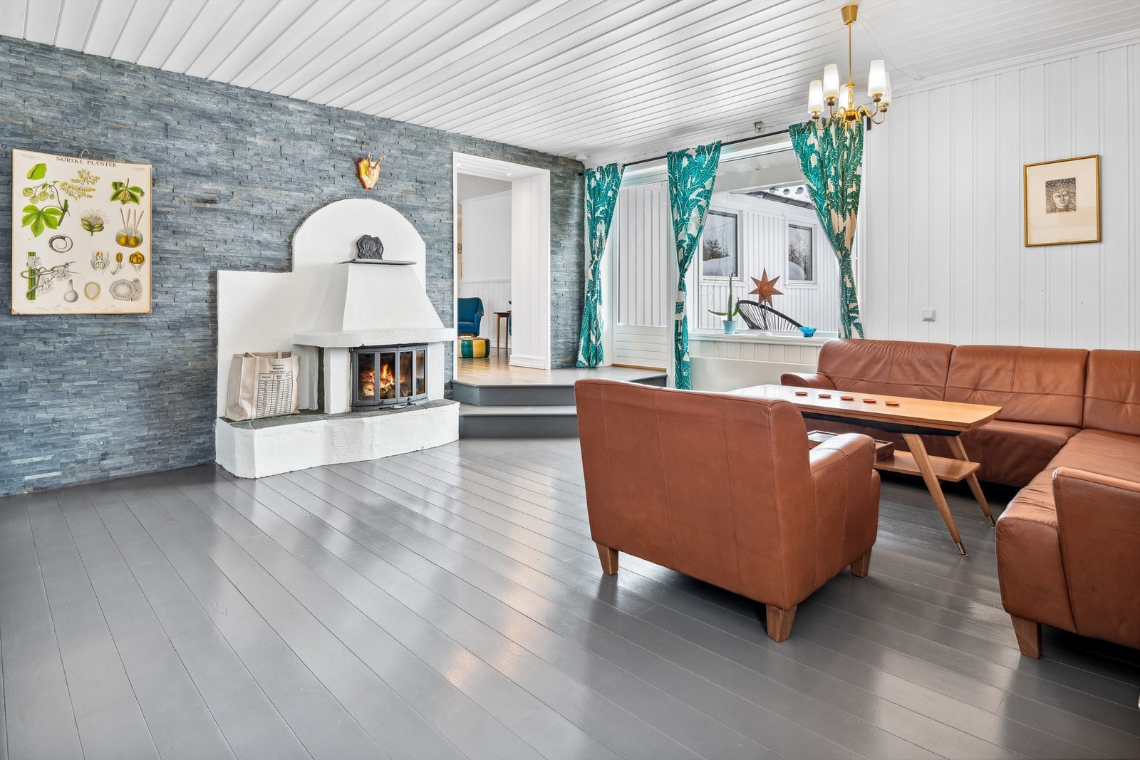 Hovedstue med utgang til veranda - Nivåtrinn mellom TV-stue og tilbygg fra ca 2000 Galleribilde