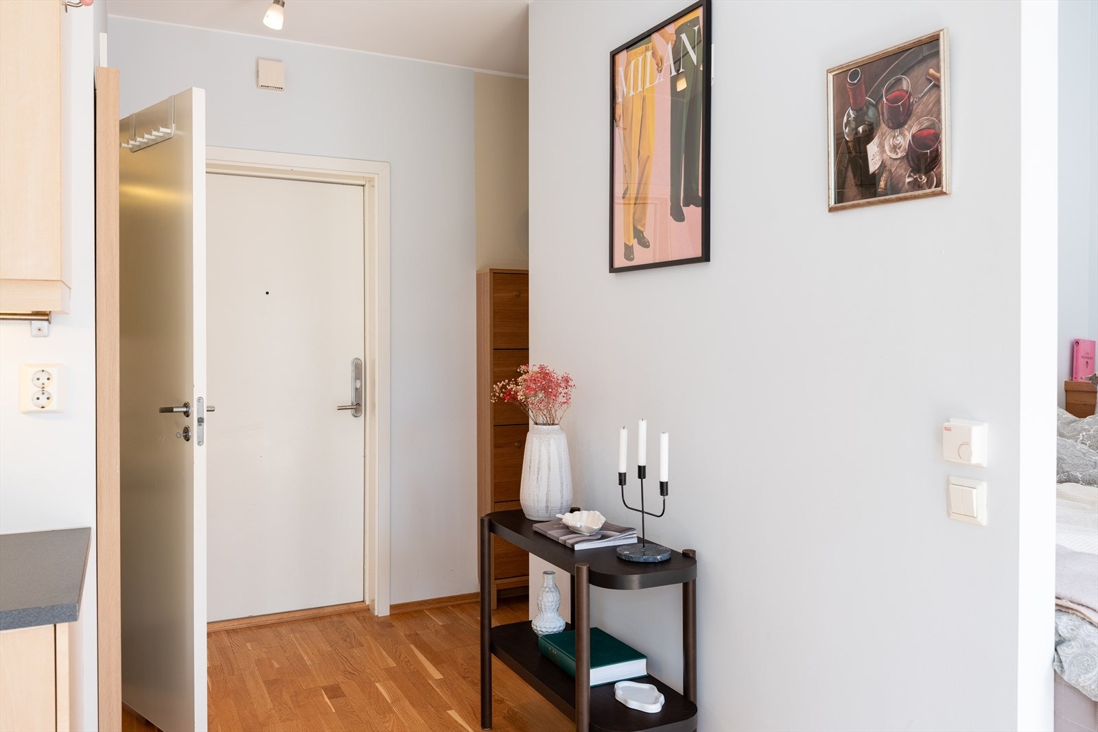 Leiligheten disponerer en bod i 2. etasje for praktisk oppbevaring. Hele leiligheten har eikeparkett gulv. Galleribilde