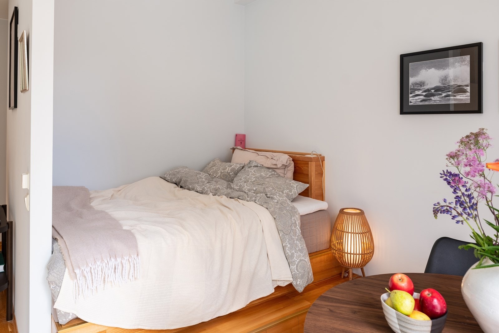 Sovealkove med praktisk oppbevaring i trappetrinn. Galleribilde