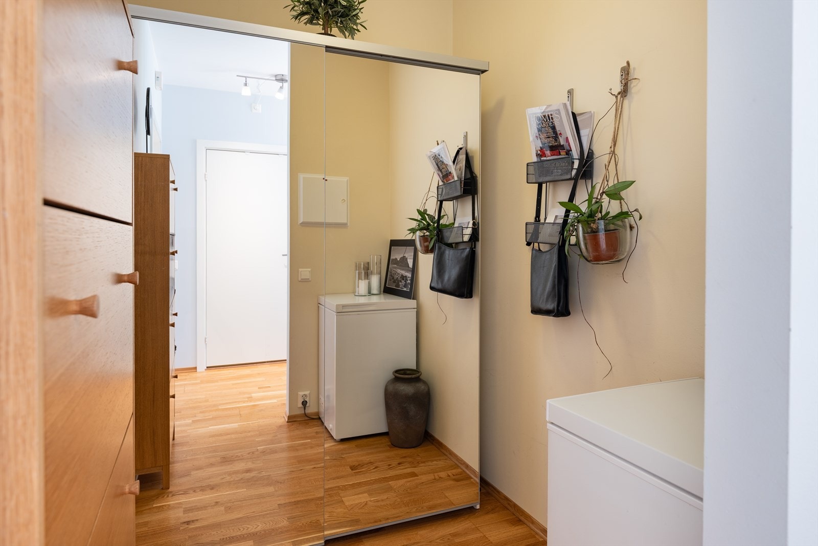 Klassisk entrè på 6,5 m²med porttelefon. Porttelefonen kan kobles opp mot mobilen med unlock app , slik at man kan åpne ytterdøren og felles områder digitalt. Romslig skyvedørsgarderobe medfølger handelen. Galleribilde