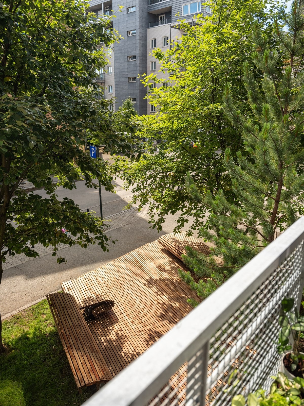 Det er fine frodige uteområder utenfor leiligheten. Galleribilde