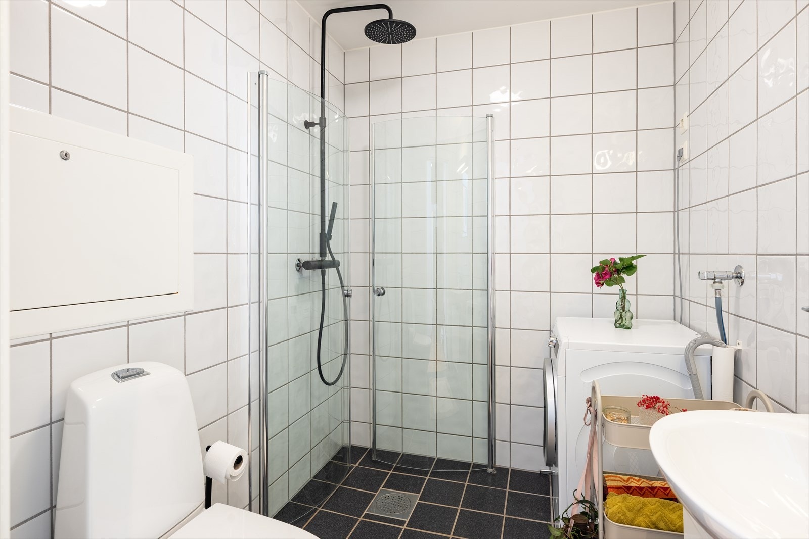 Badet har opplegg for vaskemaskin, innfellebare dusjdører og regnfallsdusj. Vaskemaskinen medfølger handelen. Galleribilde