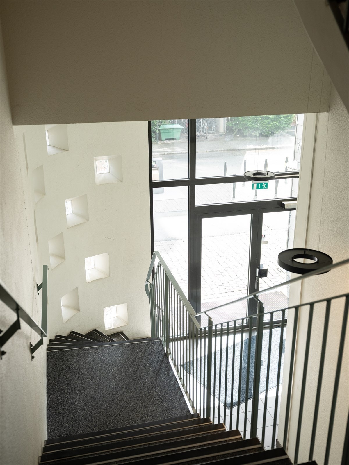 Det er sykkelparkering i kjelleren. Galleribilde