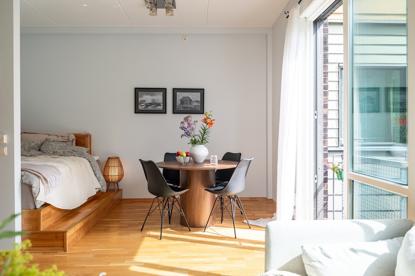 Leiligheten byr på en åpen stue- og kjøkkenløsning på 24,5 m², som har god takhøyde samt rikelig med naturlig lysinnslipp fra de rause vindusflatene. Galleribilde