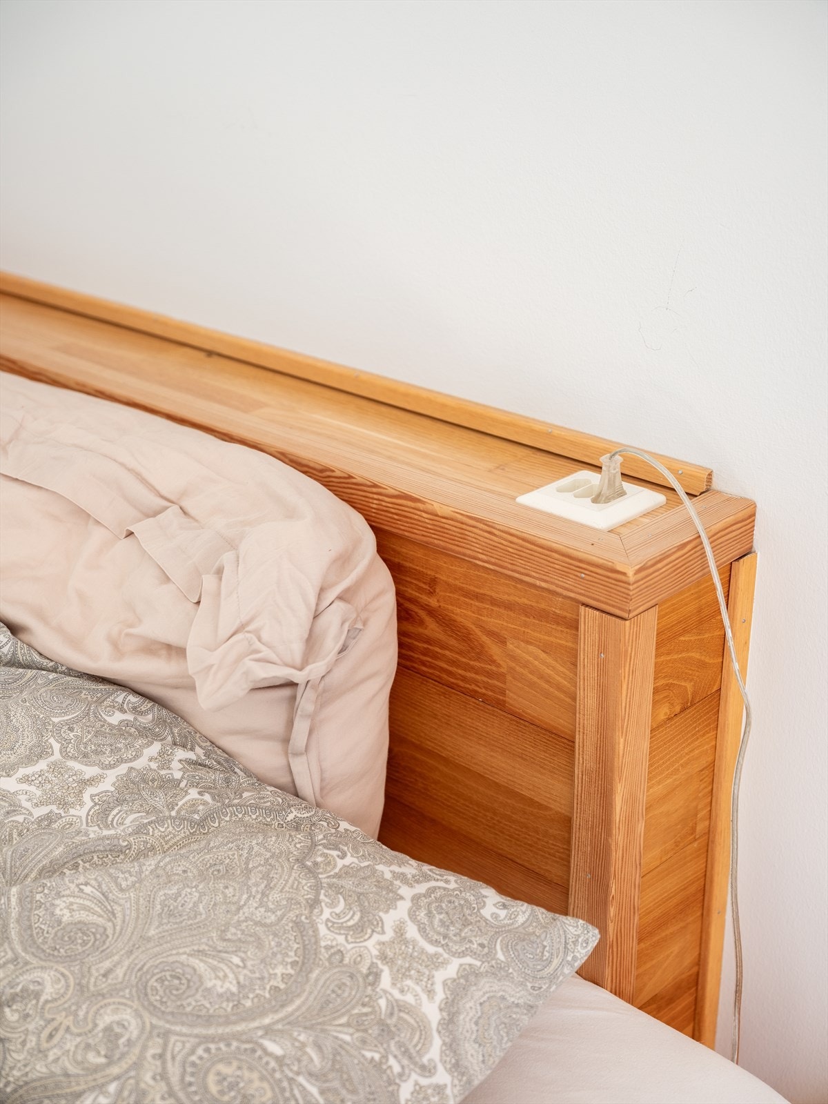 Det er installert praktisk stikk i sengegavl. Galleribilde