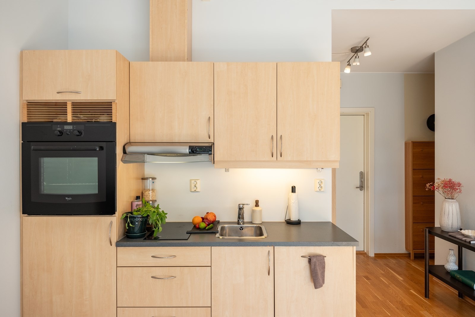 Det er mekanisk avtrekk på kjøkkenet. Boligen har fått tilstandsgrad 1 på de fleste punkter i takstrapporten. Galleribilde