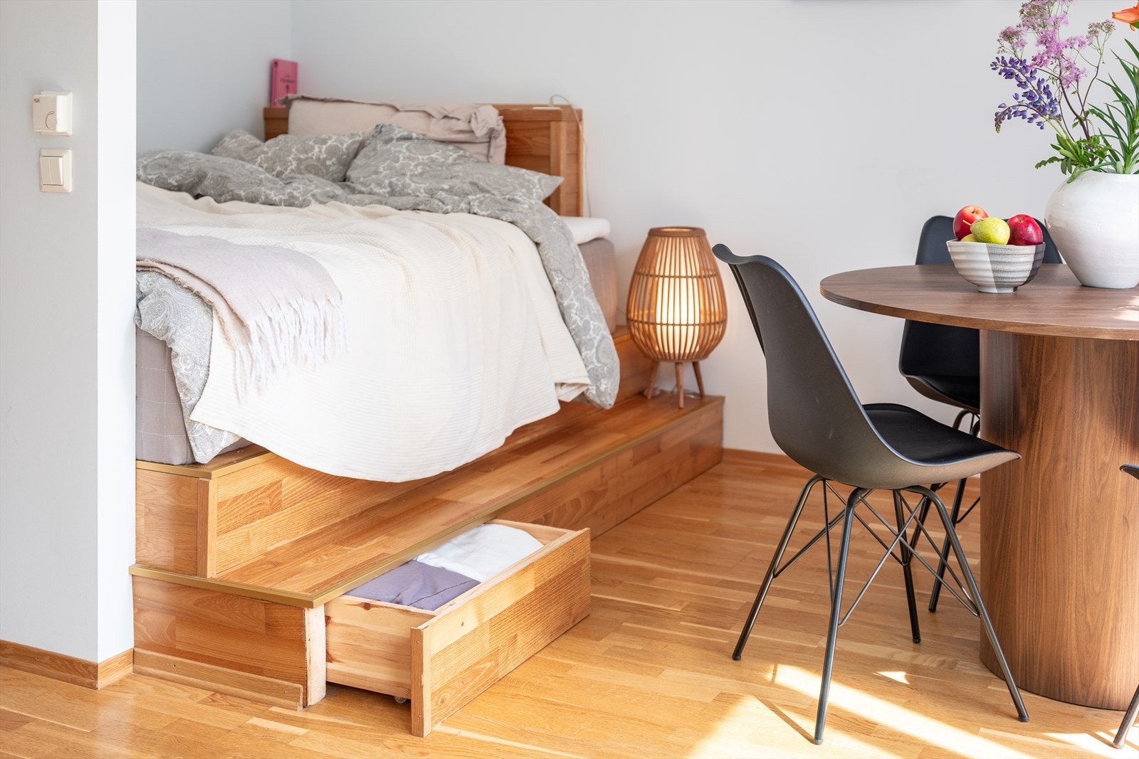 Leiligheten er utstyrt med balansert ventilasjon og fjernvarme, som skaper et behagelig inneklima. Galleribilde